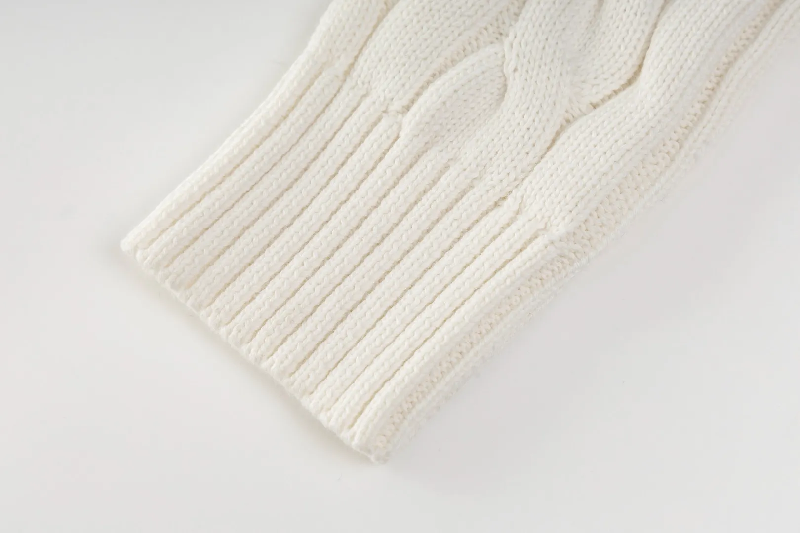P220 #R91 RALPH LAUREN Ralph Lauren fourteen colors classic small label embroidery round neck pullover cable cardigan sweater men's top, high-density LOGO embroidery on the chest, original customization of tag accessories. Made of pure cotton yarn, pure cotton is skin-friendly and comfortable, small label war horse embroidered twist button round neck sweater 🐎 high quality, follow the blogger to learn how to wear it! Let’s buy a Ralph Lauren cable sweater. It’s a super hard-to-find series after it became popular. It’s hard to find one on the official website. It’s simple and practical to wear, with a lazy and loose feel. The thickened fabric has more texture, feels soft and delicate, and has a loose fit. Whether worn alone or layered, you can wear different styles of fashion with just one piece!   Size：XS S M L Sleeve length: 59/60/61/62/63